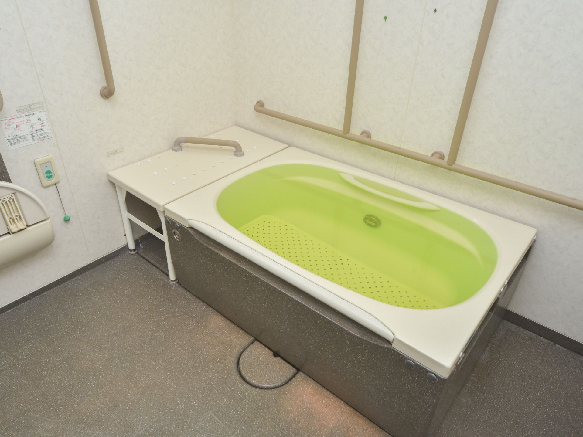 浴室には体調不良時に使用できる呼び出しボタンを設置している。浴槽の底には滑り止め加工が施されている。