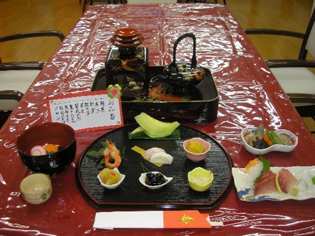 お品書きのついたおせち料理である。お屠蘇や雑煮などの伝統的なお料理が用意されており、お正月の気分が味わえる。