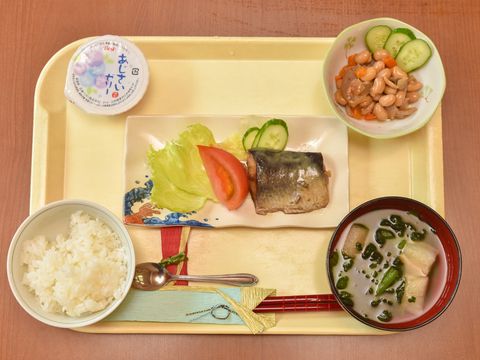 一汁三菜の食事。単調な色にならないように食事に色を入れるように心がけている。食事の楽しみを増すデザートも配膳。