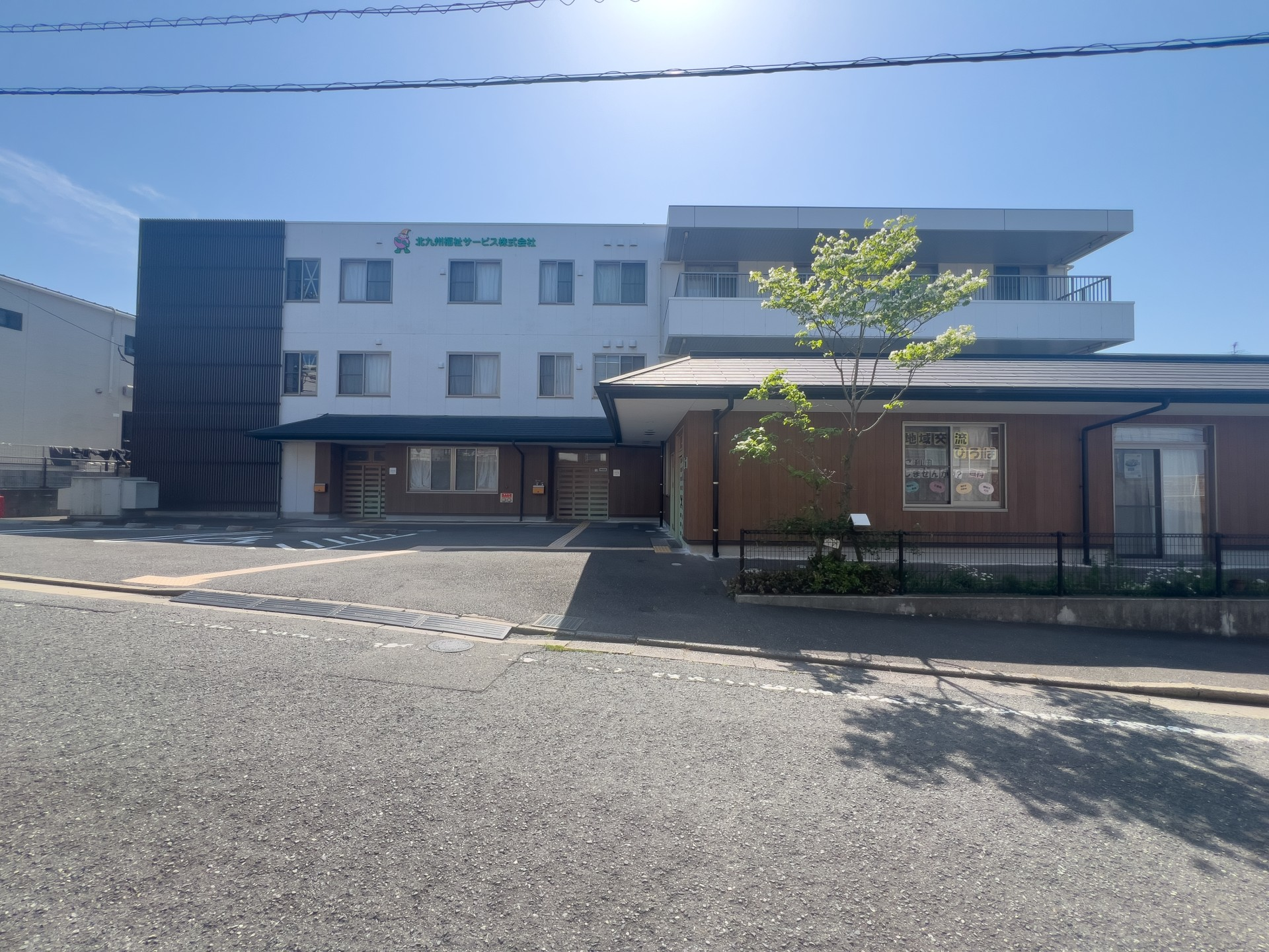ゆったりとした外観の建物
