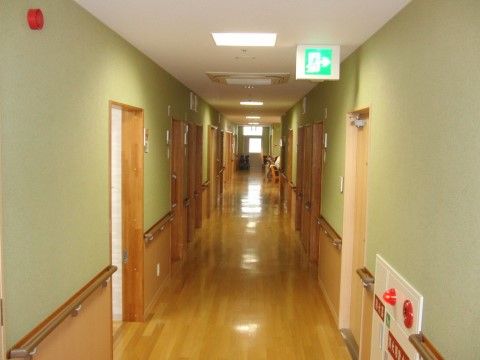 通路の両側には手すりが取り付けられている。天井には非常出口マークが設置されており、緊急事態に備えられている。