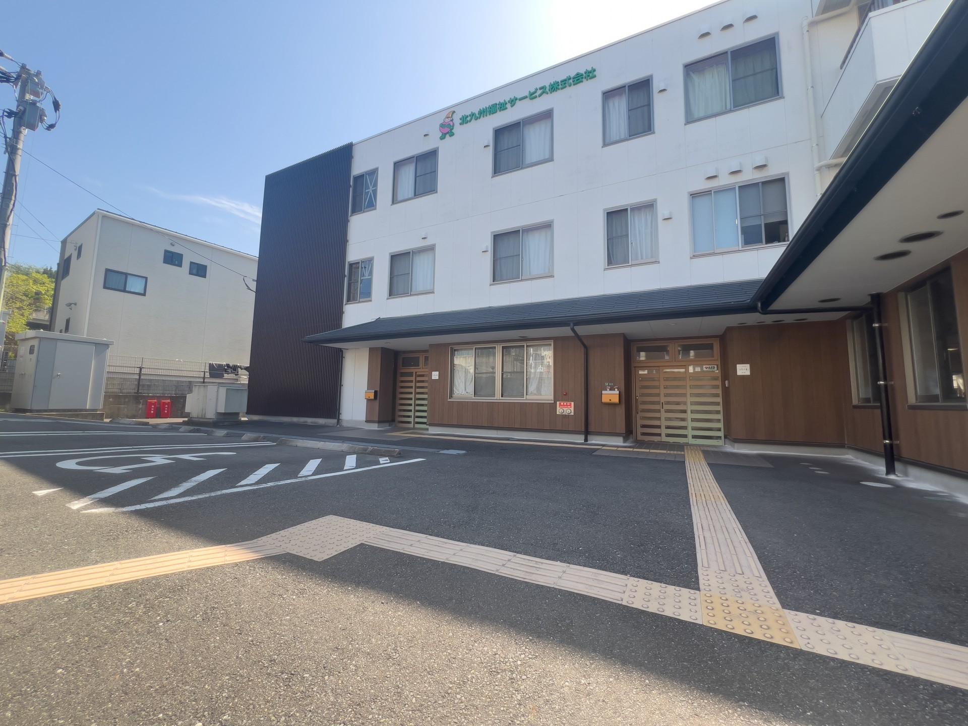 ゆったりとした入口の建物