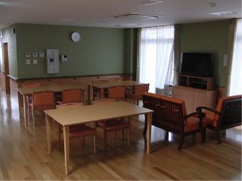 リビングにはテーブル、椅子のほか、ソファも用意されている。ソファ席の正面にはテレビがあり、自由にご覧いただける。