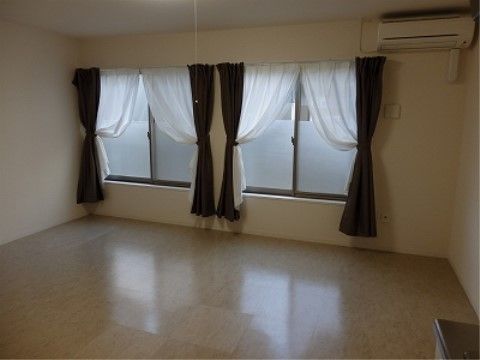 広い居室で物がないので、ご自宅のように入居者様が住みやすくレイアウトを作り、快適に過ごすことができる。