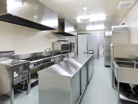 衛生面に気を配っている、清潔感のある広い厨房。健康的で美味しい料理を提供できるよう、日々心を配っている。