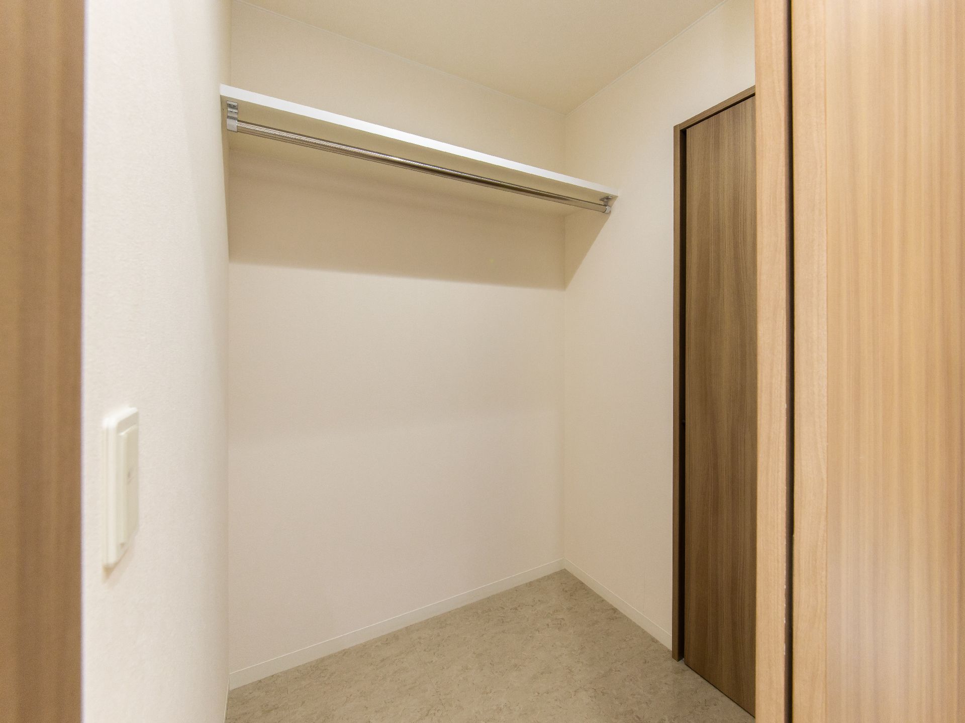 居室には広いクローゼットが設置されている。奥行きがあるので、たくさんの物や服を収納することができる。