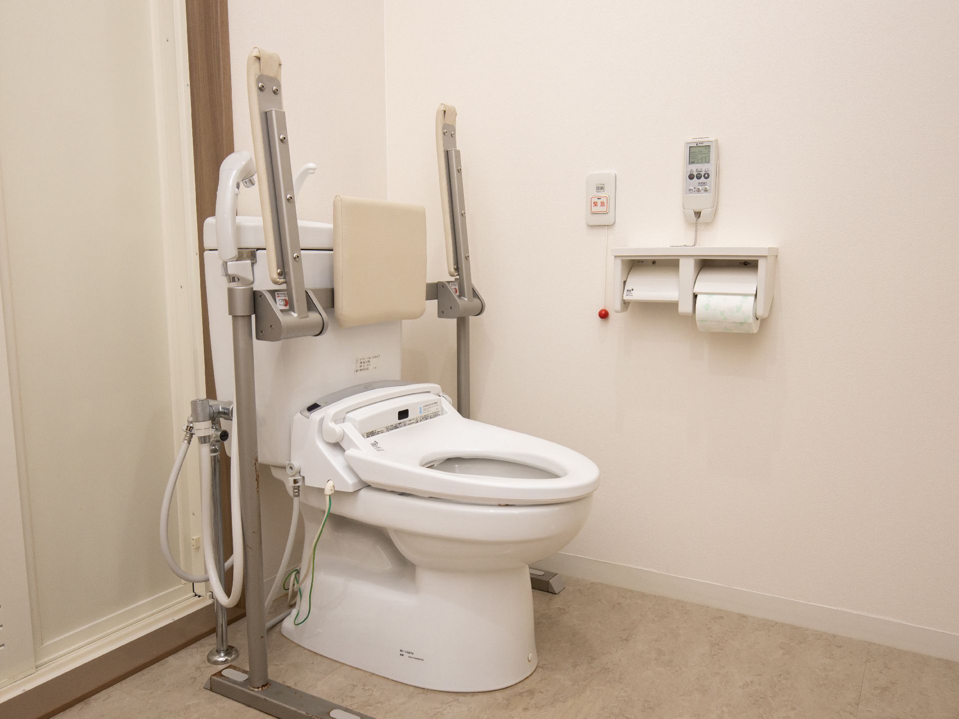 脱衣所にトイレや洗面台といった水廻りの設備を集約することで、部屋をより広く利用できる機能的な造りになっている。
