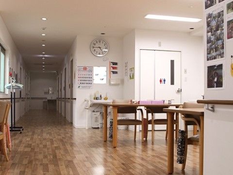 「フレンド大阪中央」のリビング・ダイニング。食事場所だけでなく、イベントやレクリーエション室にもなる、万能なリビング・ダイニングである。
