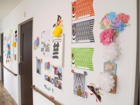 「フレンド大阪中央」のお飾り。入居者様の日頃の生活を見ることができ、生き生きとしている。