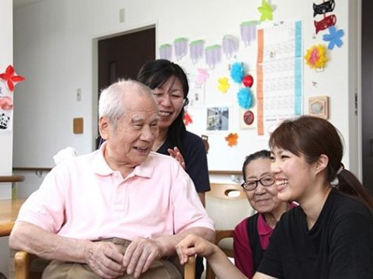 スタッフと談笑