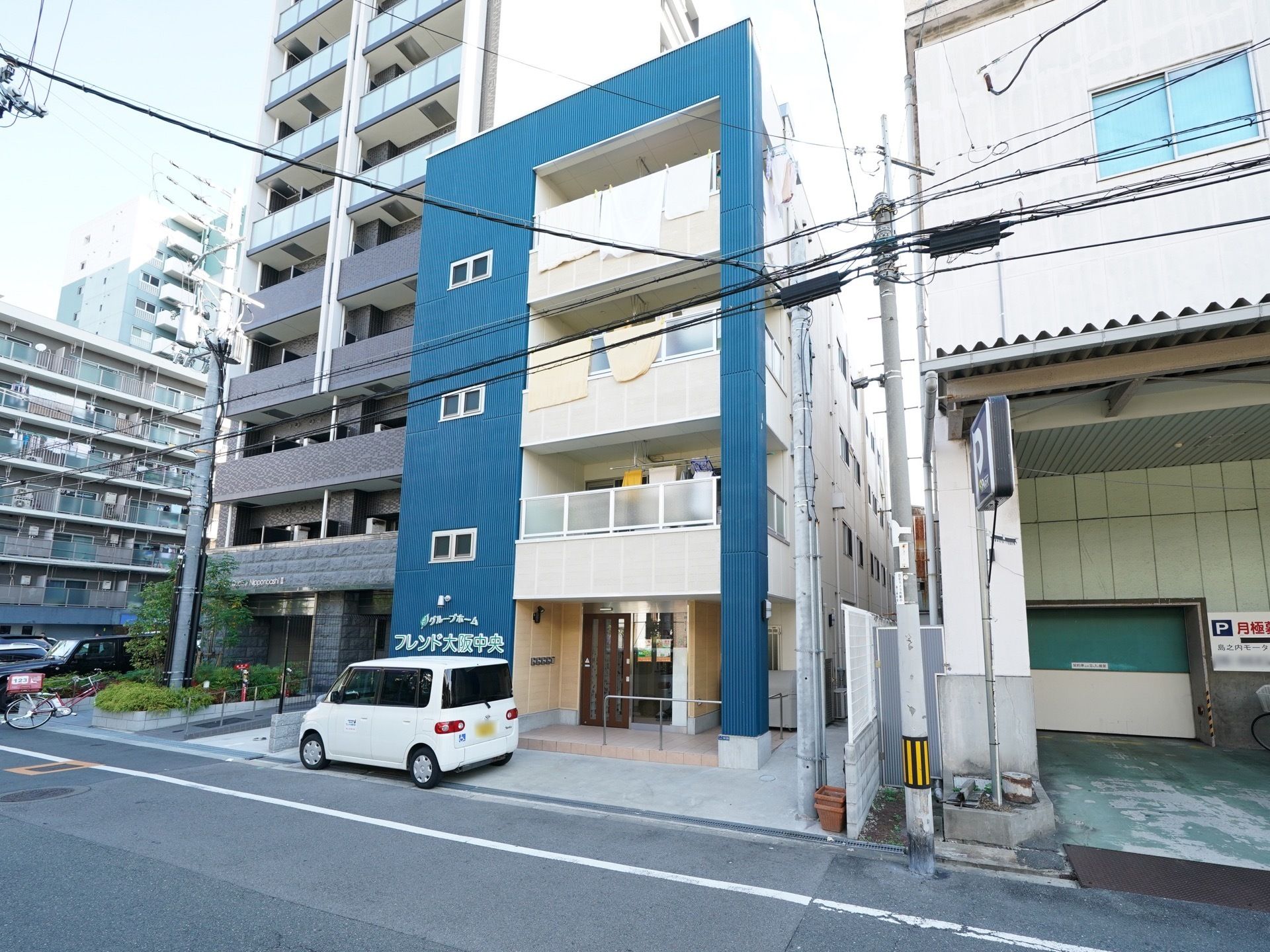 施設は青色で目立ちやすい外観となっている。来訪者様が訪れる際には道路から速やかに見つけアクセスすることができる。