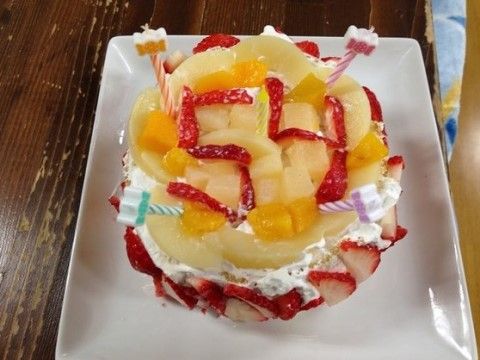 いちごや缶詰フルーツなどで飾りつけられている手作りケーキ