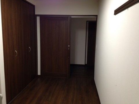 廊下へ続く引き戸のドアが開けられている、居住スペース側から見た部屋