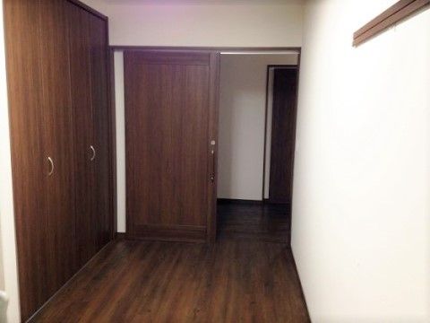「フレンド東大阪」の居室。居室の入り口は、力のない方でもスムーズに開けられる横開きドア。介護ベットや収納スペース、エアコン付きで有意義に生活が出来る。