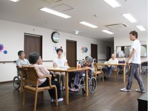 「フレンド東大阪」のリビング・ダイニング。食事兼イベント、レクリエーション施設で、集いの場になっている。