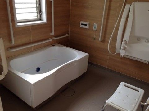 「フレンド東大阪」の浴室。個室浴で、人の目を気にすること無く、入浴ができる。