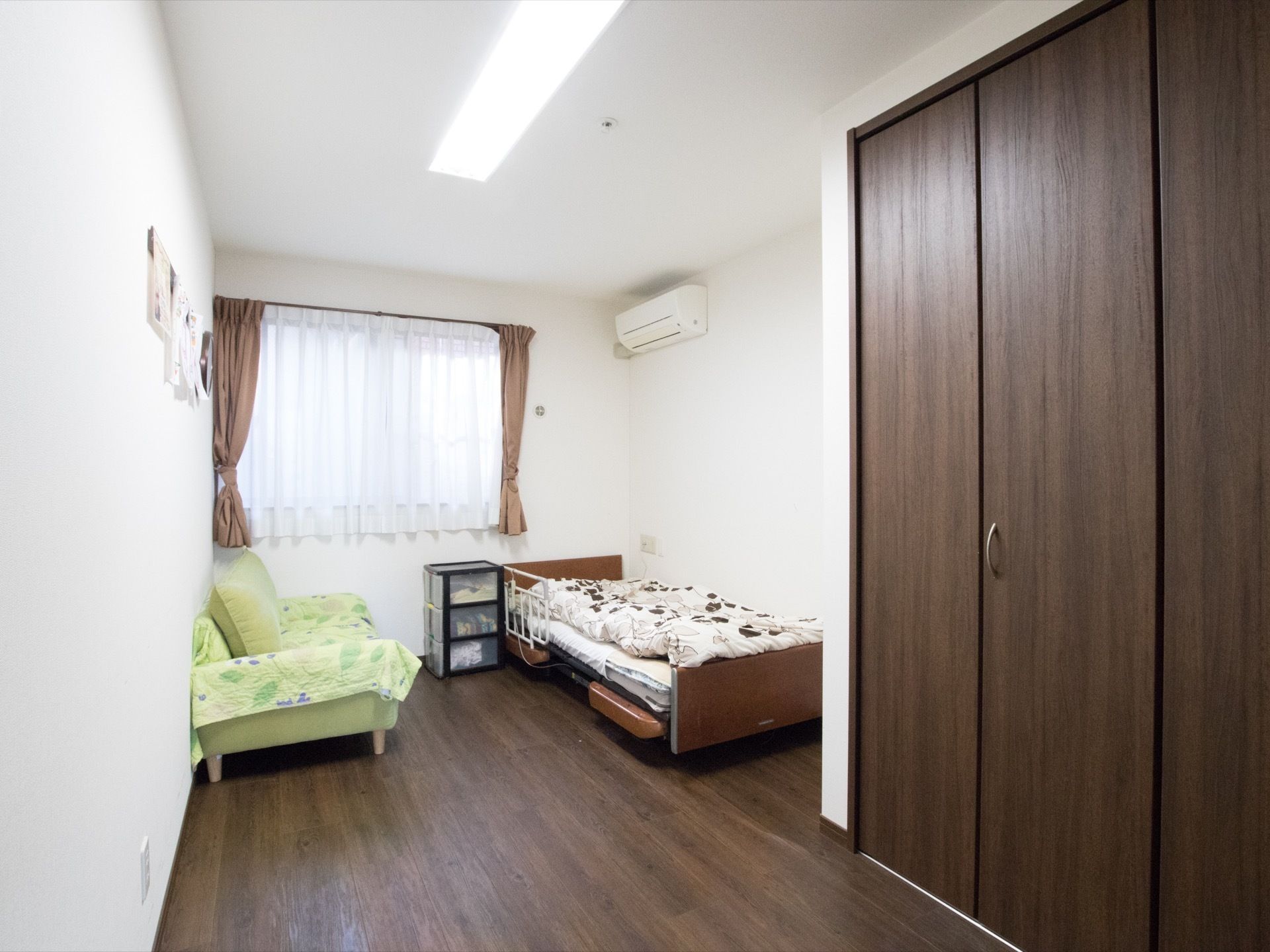 居室の左側の壁にはコンセントを設置している。入居者様は掃除機などの家電をいつでも使うことが可能である。