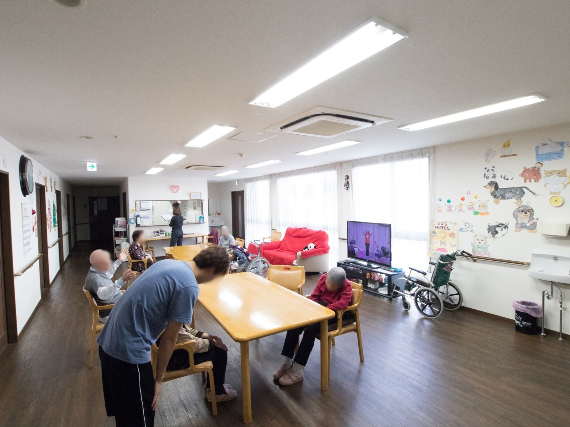 共有スペースの右側には壁つけの手洗器を設置している。入居者様は食事の際など、必要に応じて自由に使用することができる。