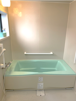 「フレンド天下茶屋」の浴室。手すりを設置し移動のサポートしつつ、プライバシーの問題もなし。入浴を堪能できる。