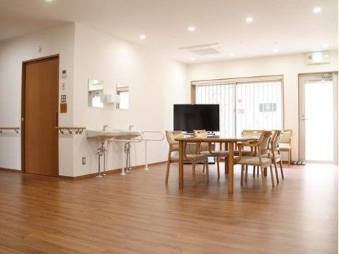 大きな液晶テレビの前の壁に、洗面台が２つあるダイニング