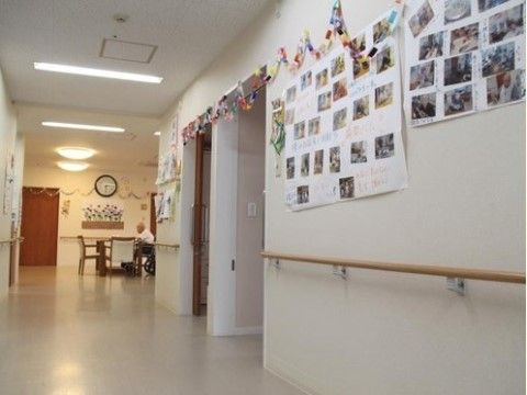「フレンド天王寺」の廊下。廊下には、手すりやフラットな床で、入居者様の転倒、つまずき防止に務めている。