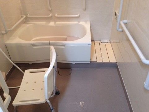 「フレンド天王寺」の浴室。個室浴で、自分のペースで入浴を堪能できる。