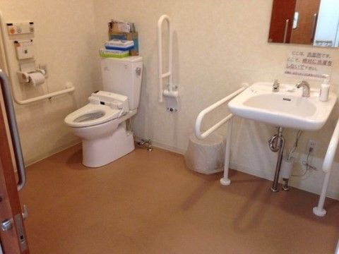 「フレンド天王寺」のトイレ。立ち上がりをサポートできるよう、手すりを設置。車椅子の方も利用できる広いトイレになっている。