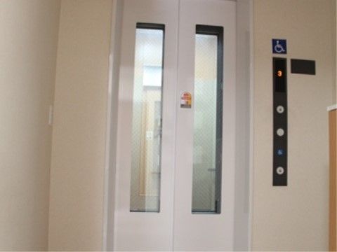 「フレンド天王寺」のエレベーター。車椅子の方の移動を助けてくれる便利なエレベーターです。