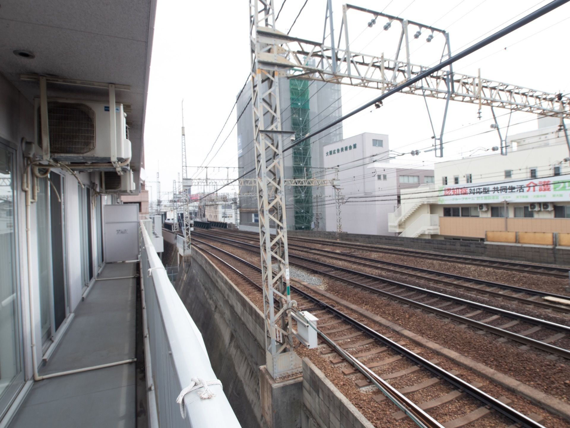 ２階以上のフロアでは、建物全体をぐるりと囲むようにバルコニーが設けられている。通路も兼ねており外階段がある。