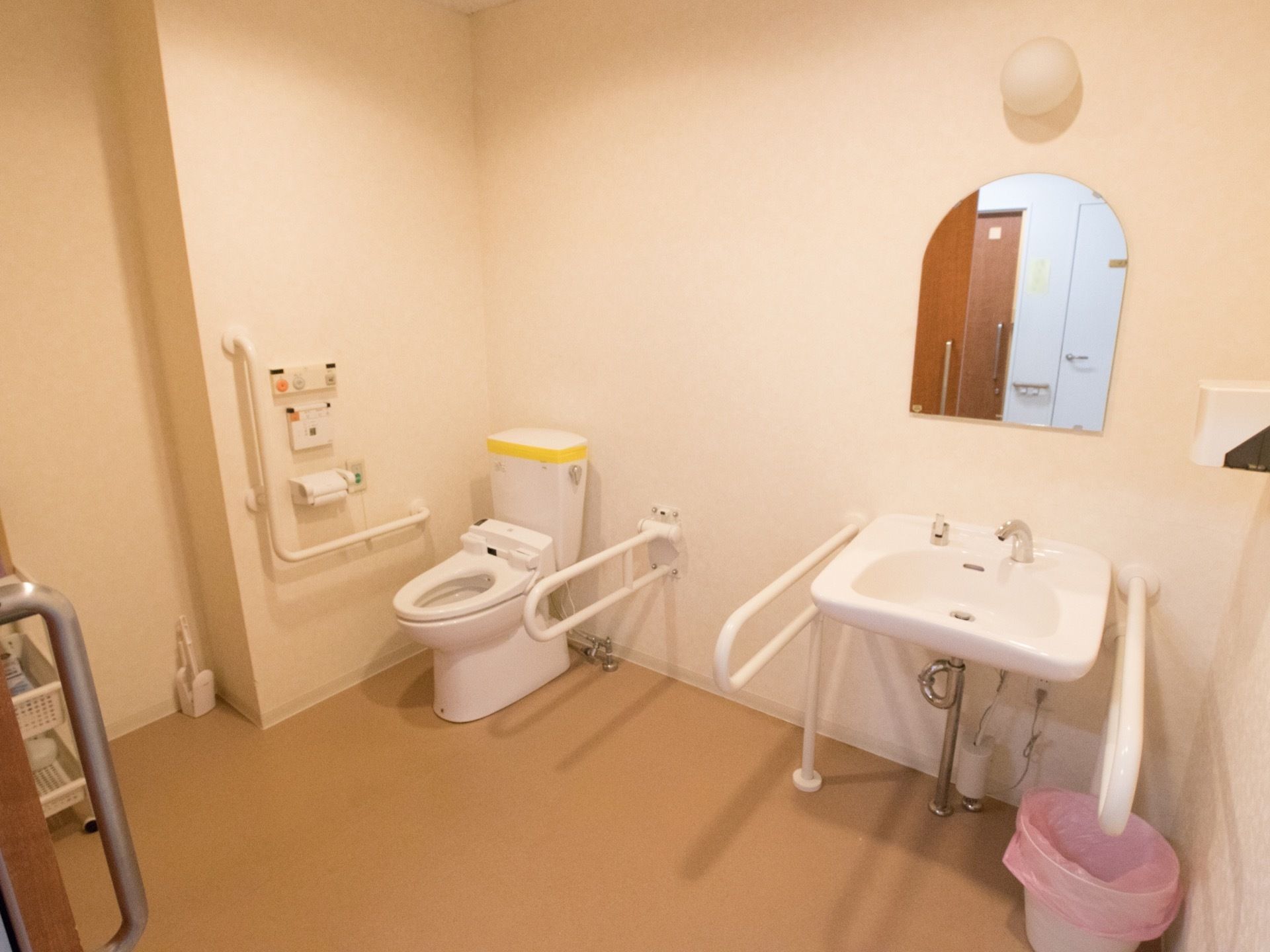 広い構造をした共用トイレ。便器の横には折りたためる手すりがあるなど、車椅子のまま使いやすい設備となっている。