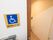 一部共用トイレは車椅子対応仕様になっており、個室の前にはその旨の表示された看板が設置してある。なお男女共用となっている。