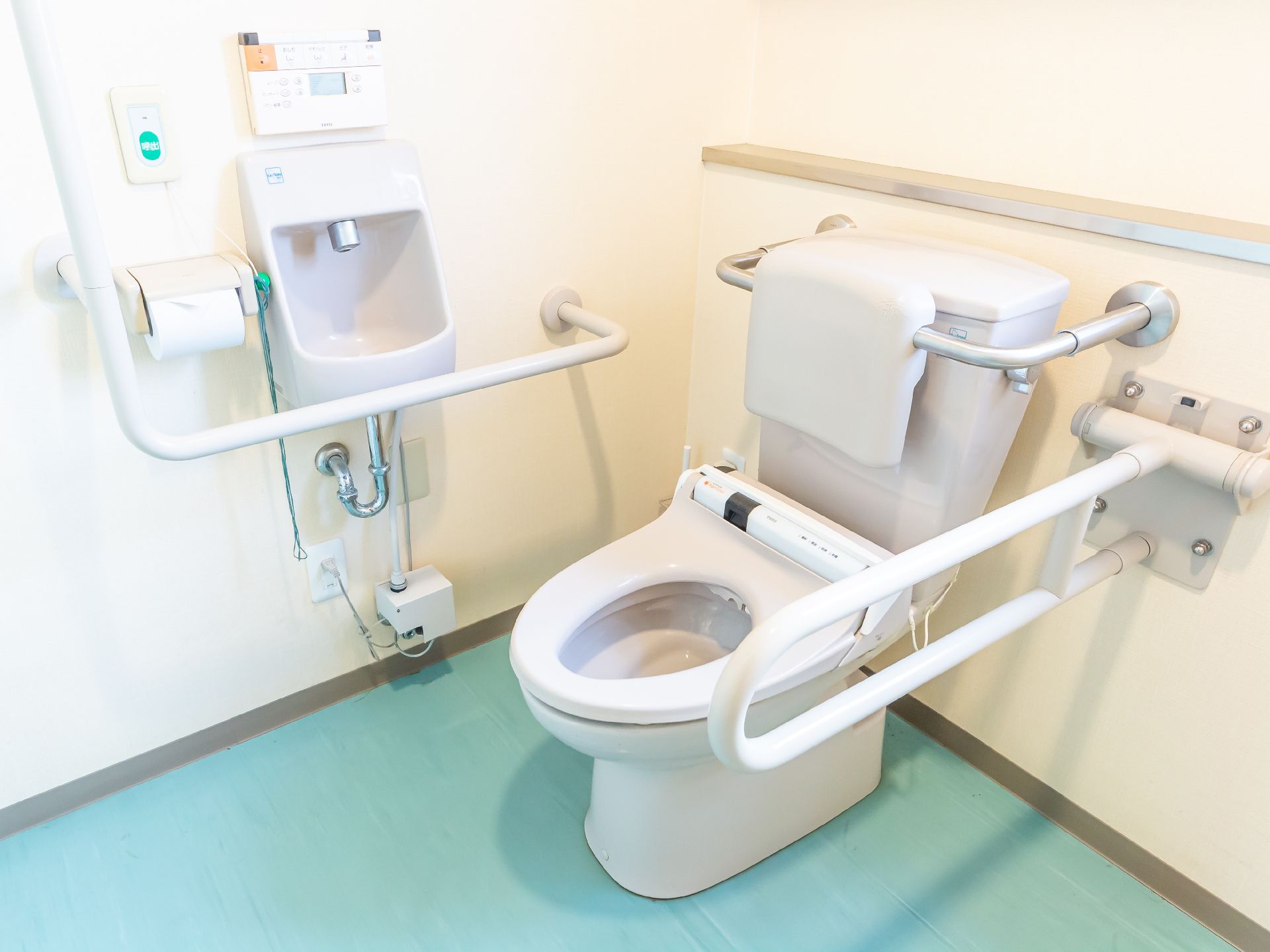 緊急呼び出しボタンや手すりが設置されているトイレ