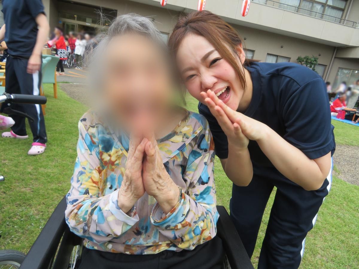 笑顔の交流が見られる庭