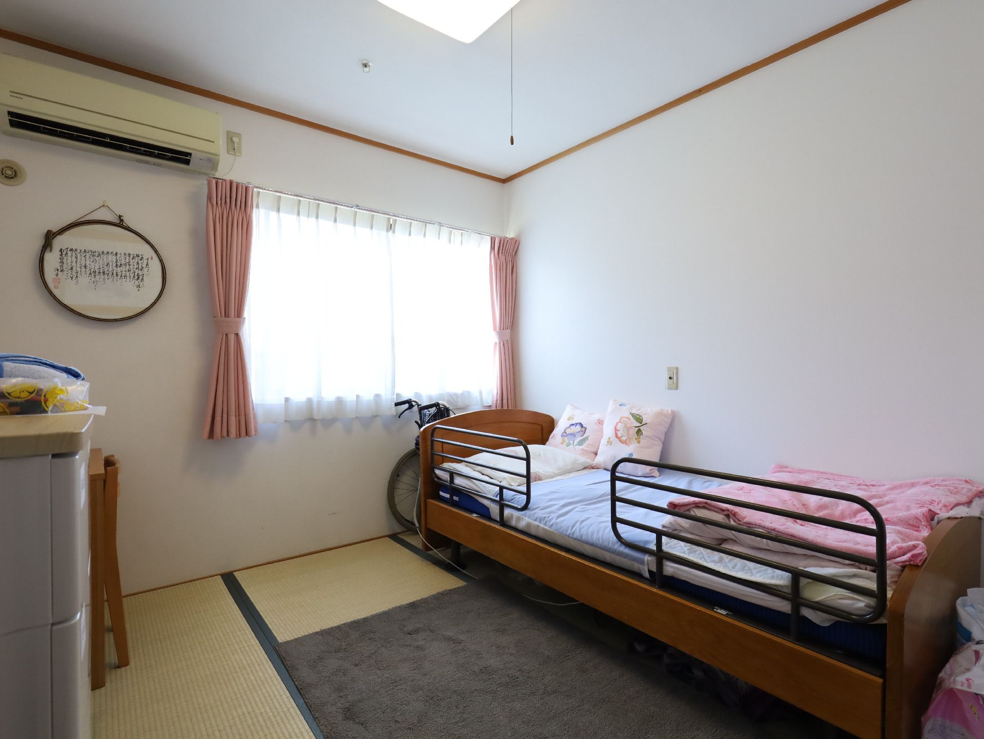 個人用の収納が設置されていて、介護ベッドが置かれている居室