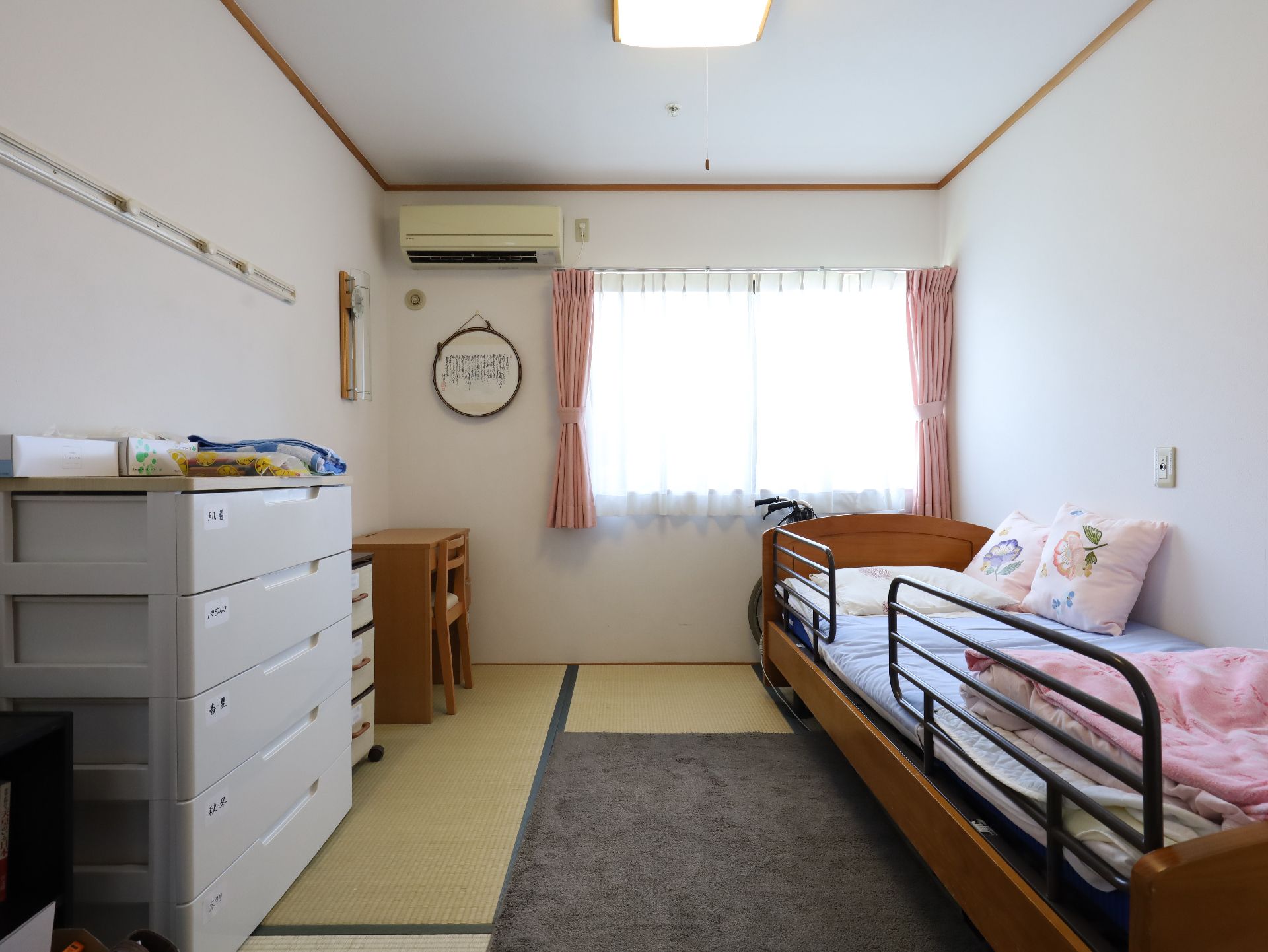 窓からたっぷりと光が入り、介護ベッド、収納がある居室