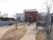 建物の横に広々とした庭園がある。背もたれのしっかりしたベンチが2台完備されている。整地されてバリアフリーなので安全。