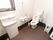 広々とした明るいトイレである。手洗いスペースや大きなゴミ箱が完備されている。車椅子の乗り入れも可能である。