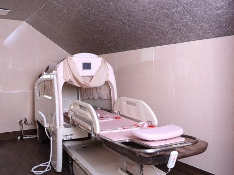 寝たままシャワーを浴びることができる設備がある浴室