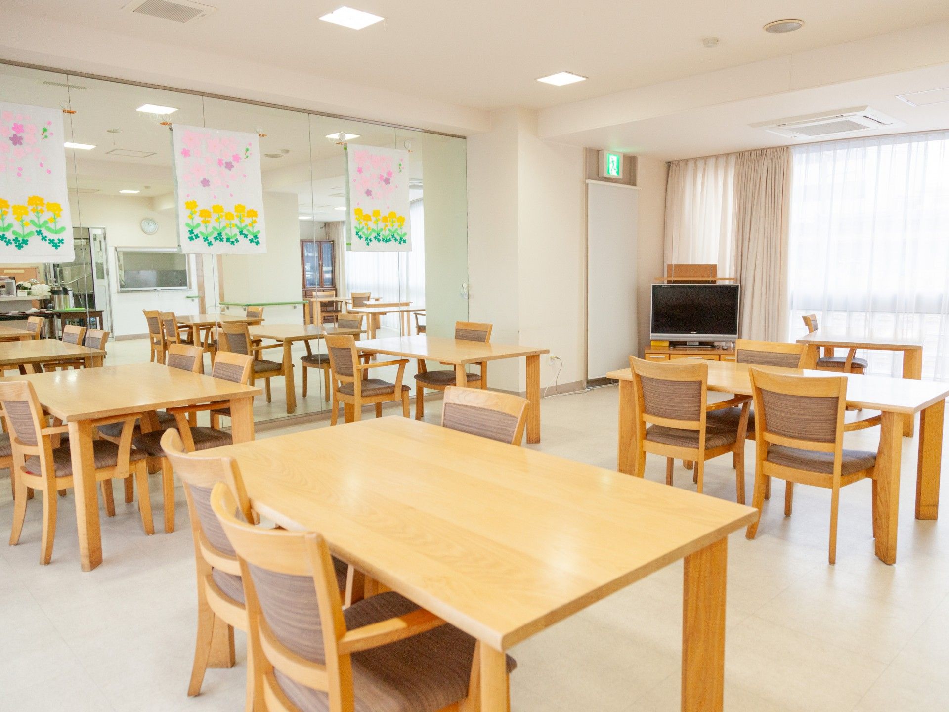 施設近隣に広がる住宅街や遠くに連なる山を望むベランダからの景色