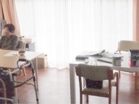 ホーム内には共有のリビングルームがある。入居者様が団欒する場所であり、食事やレクリエーションにも利用される。