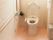 便座の後ろに窓があるトイレは換気がしやすく、いつも清潔に保たれている。歩行時には手すりを伝うことが可能である。