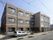 ３階建ての施設は静かな住宅街に立っているので、夜間には騒音の問題がなく安心してお休みいただける。玄関付近には段差がないので出入りが楽である。