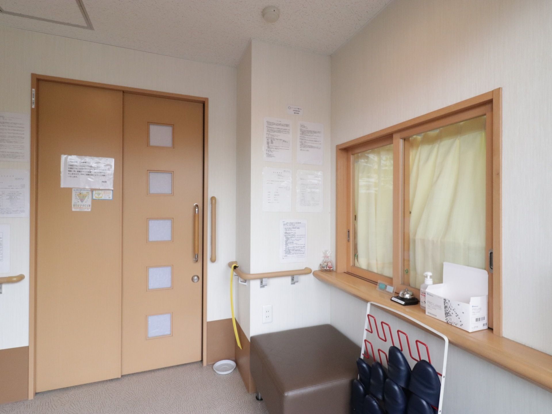 入口に受付があり、施設への出入りは職員により確認が行われている。安心して生活できる環境を整えている。