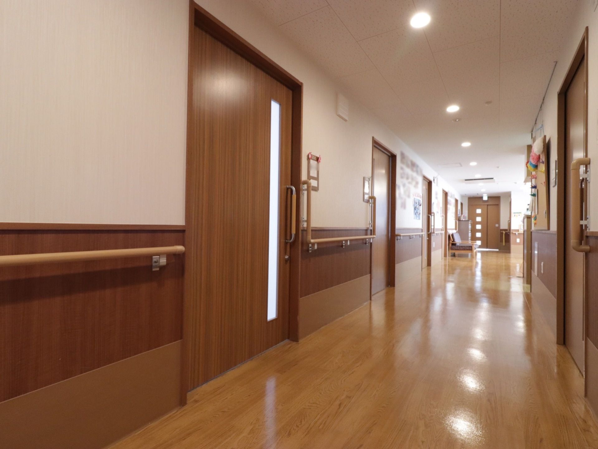 手すりを設置し、十分な広さを確保した通路である。常に整理整頓を心がけ、いざという時の避難経路の確保に努めている。