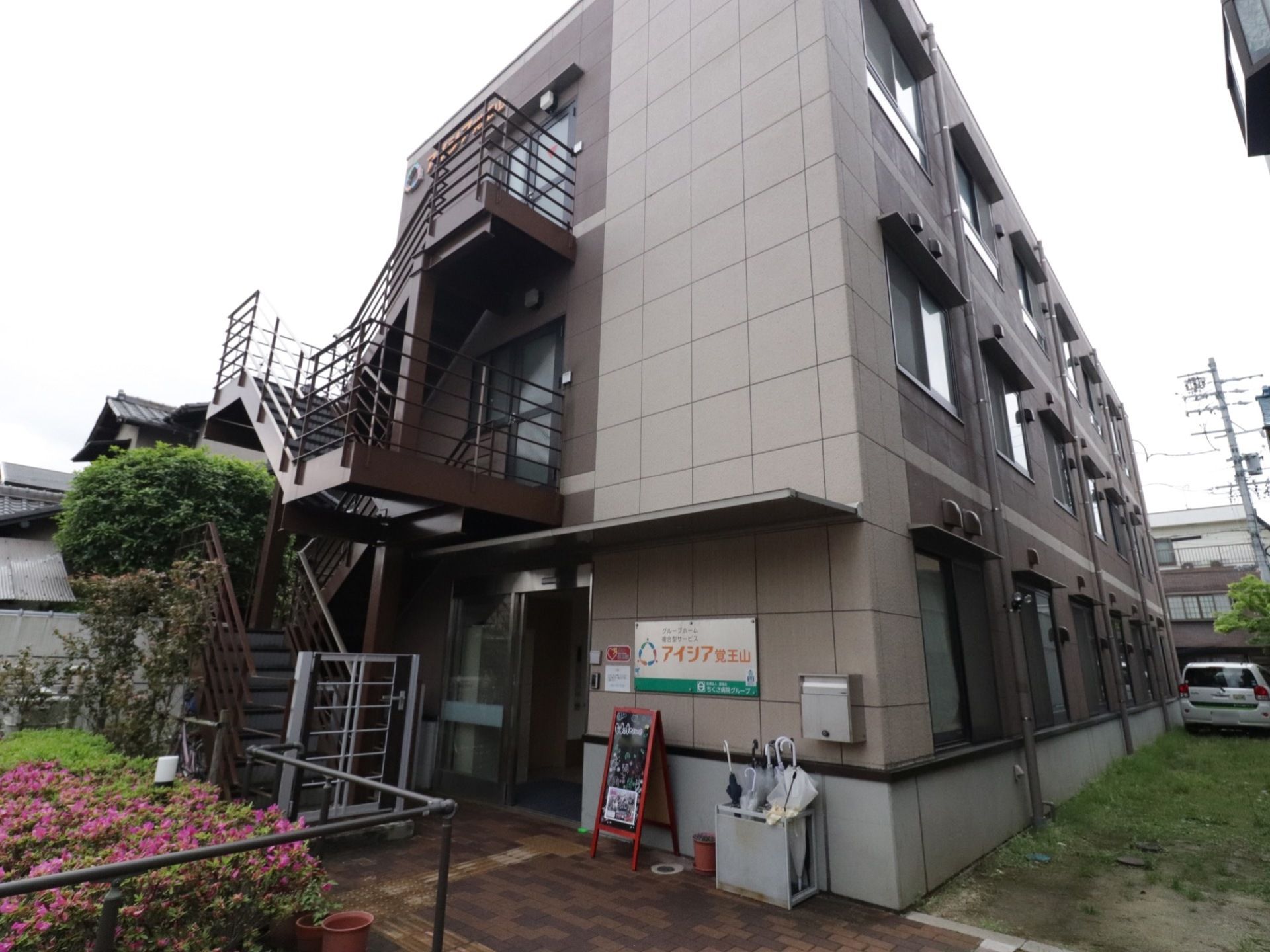 災害時の避難経路の確保に努め、手すり付きの非常階段を設置している。外部の侵入を防ぐため、平常時は扉に鍵をかけている。