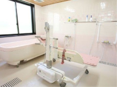 寝位入浴用の浴槽とストレッチャーが備え付けられている浴室