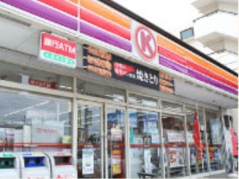 施設周辺にいくつかあるコンビニの中の１つである。欲しいものがなんでも揃っているコンビニが近くにあると、とても便利である。