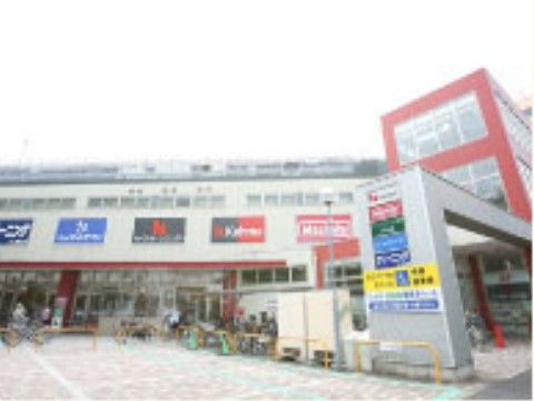 さまざまなお店が入っている商業施設が近くにあるので、買い物を楽しみたいときにはいつでも出かけられる。