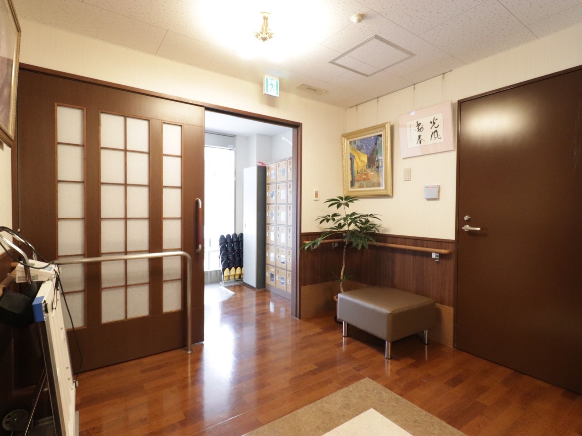スライド式の入口で、壁には安全の為に手すりが備えられている。ドアの側には、立ち座りのしやすい低座椅子も設置されている。