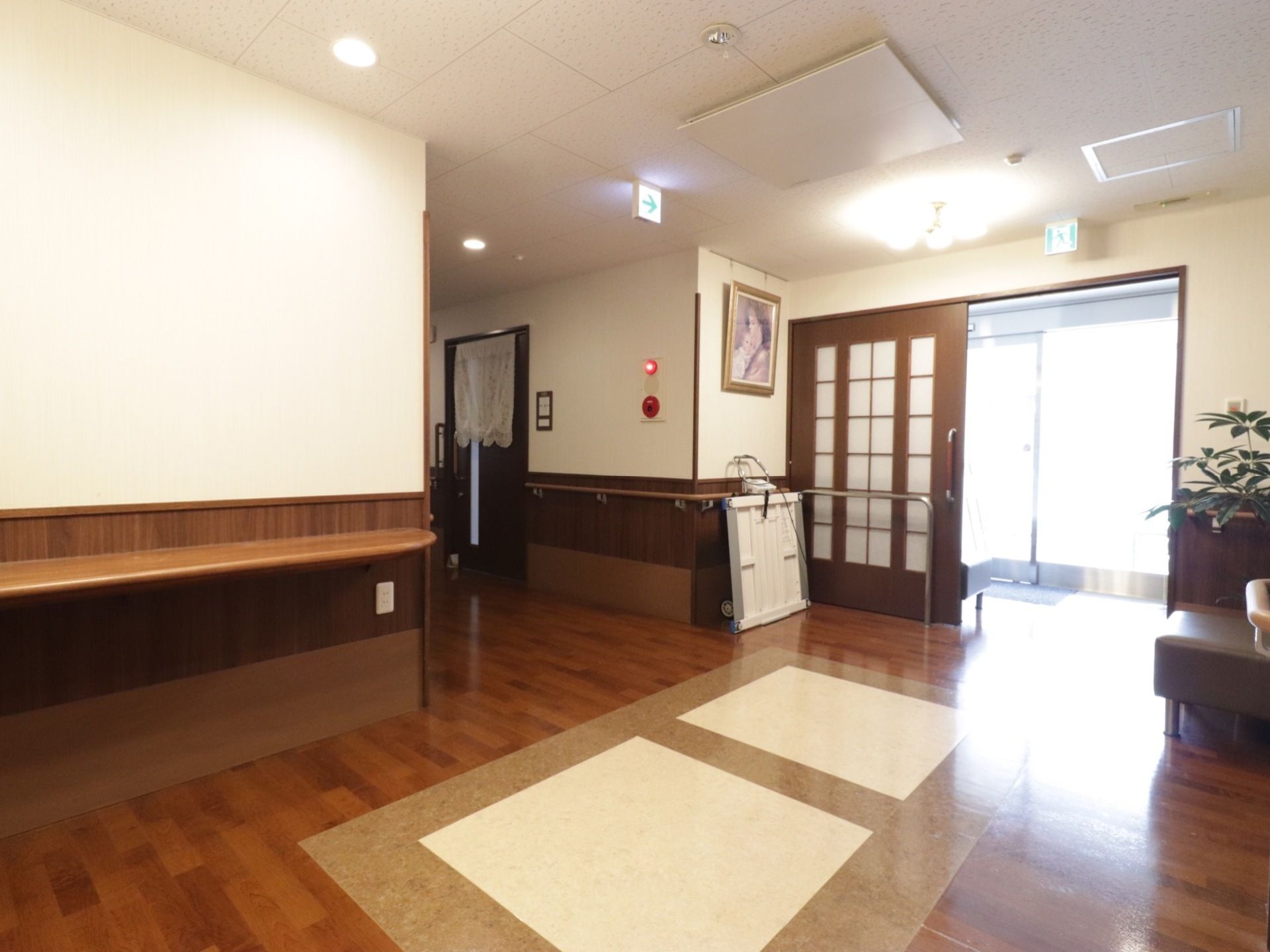 清潔感のある白い壁とバリアフリーの床で開放感がある。非常時に備えて、消防用備品や非常口も完備されている。